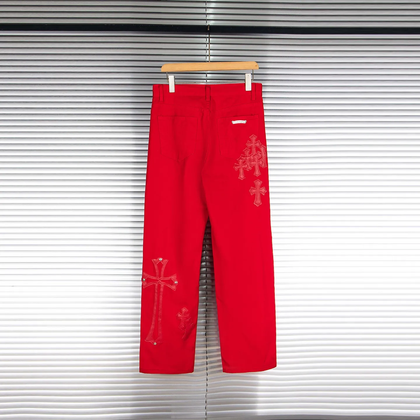 P260 CHROME HEARTS 25ss dopamine Chinese red cross leather washed jeans - Full of exploring the ultimate in fashion, Chrome Hearts' new Chrome Hearts pants not only present a unique style, but the fresh ice blue color looks particularly youthful and energetic. The mid-high waist design is paired with a lazy and casual style, which not only shows long legs but also maintains a casual feel. It is a must-have fashion choice for trendy men and trendy women. Style No.: 1789 Color: Dopamine Red Size: 28 30 32 34